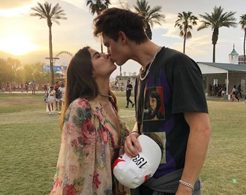 Ansel Violetta 1 Ansel Elgort e Violetta romantici al Coachella