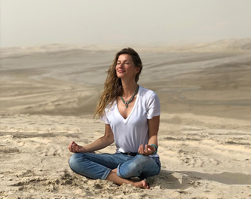 Gisele 1 Gisele medita nel deserto del Qatar