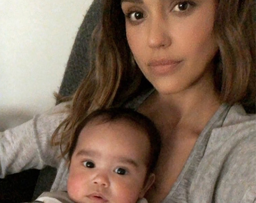 Jessica Alba Jessica Alba, selfie col piccolo Hayes