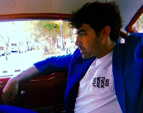 Joe Jonas Joe Jonas fuma un sigaro a Cuba