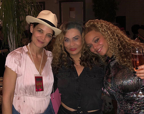 Katie Holmes Katie Holmes con la mamma di Beyonce al Coachella