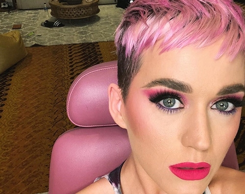 Katy Katy Perry si è fatta i capelli rosa