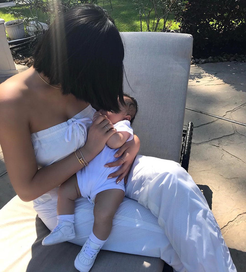 Kylie Jenner Stormi Webster Kylie Jenner coccola la sua Stormi