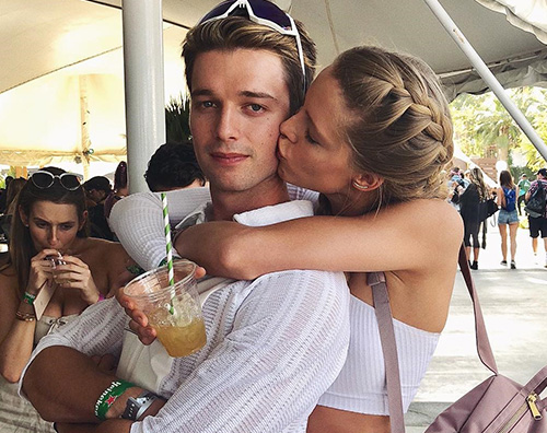 patrick Patrick Schwarzenegger e Abby Champion insieme al Coachella Fest