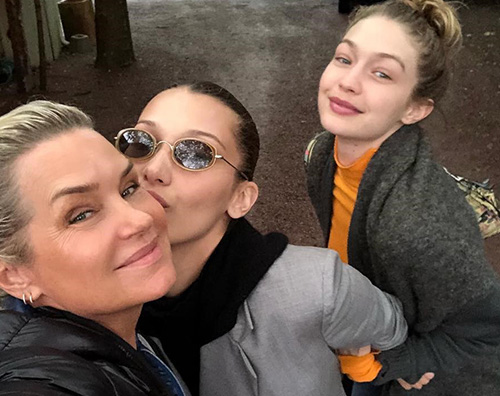 Hadid 2 Bella e Gigi Hadid tornano a casa da mamma Yolanda