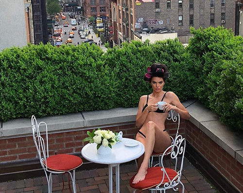 Kendall Jenner Kendall Jenner, caffè all’aperto in lingerie