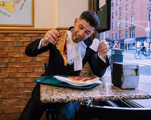 Nick Jonas, al Met Gala in metro Nick Jonas 2 Nick Jonas, al Met Gala in metro