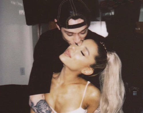 Ariana Grande Ariana Grande contro Pete Davidson su Twitter