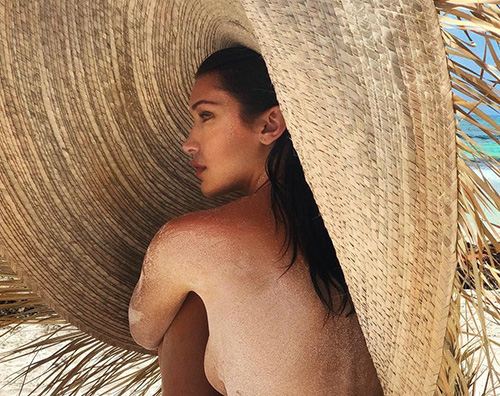 Bella Hadid 1 Bella Hadid, tanga e topless su Instagram