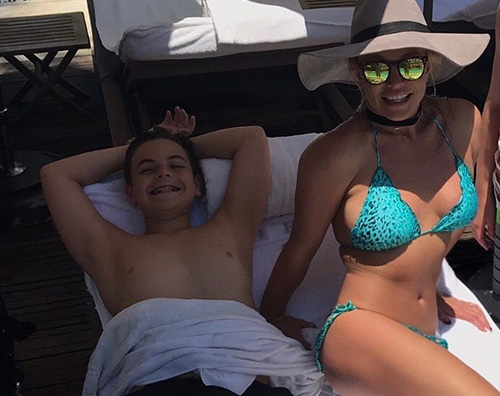 Britney Spears Britney Spears, relax in piscina con suo figlio