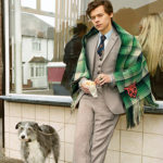 Harry Styles 4 150x150 Harry Styles coccola un gallo nella campagna pubblicitaria di Gucci