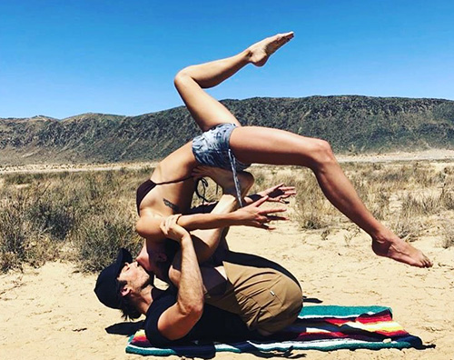 Ian Nikki Ian Somerhalder e Nikki Reed, bacio acrobatico nel deserto