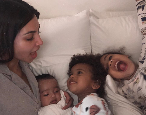 Kim Kardashian 1 Kim Kardashian coccola i suoi bimbi su Instagram