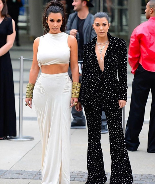 Kim Kardashian Kourtney Kardashian Kim Kardashian, una moderna dea greca ai CFDA Awards