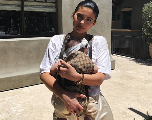 Kylie Jenner Kylie Jenner, passeggiata insieme a Stormi