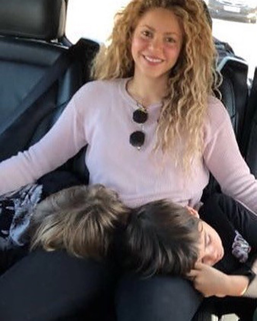 Shakira Shakira arriva a Londra con i bambini