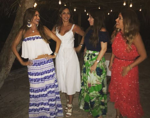 Sofia Vergara 2 Sofia Vergara, relax sotto il sole insieme alle amiche