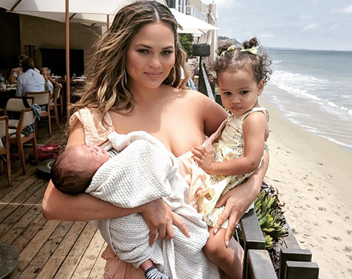 Chirssy Teigen Chrissy Teigen è una mamma bellissima