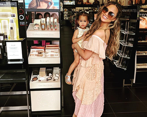 Chrissy Teigen 2 Chrissy Teigen è una mamma bellissima