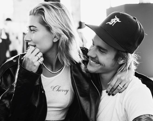 Justin Hailey 2 Justin Bieber, serenata per Hailey davanti a Buckingham Palace