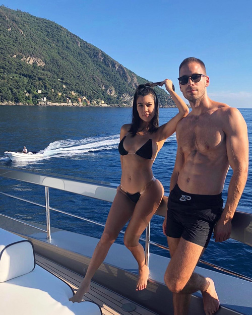 Kourtney Kardashian 1 Kourtney Kardashian, fisico al top in Italia