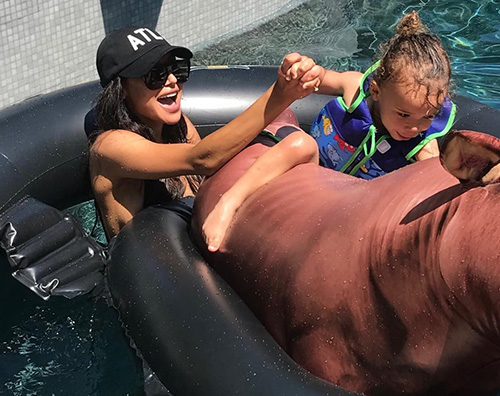 Naya Rivera Naya Rivera in piscina col piccolo Josey