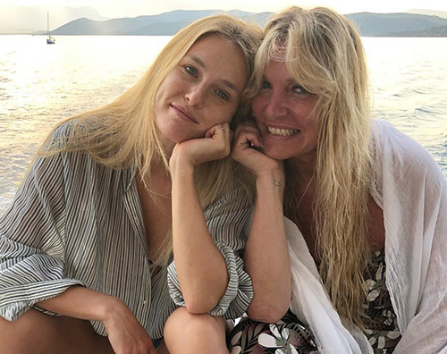 Bar Refaeli e mamma TheGossipers Bar Refaeli e mamma Zipi sono identiche