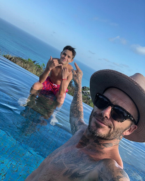 David Beckham 1 David Beckham mostra il fisico tatuato in piscina