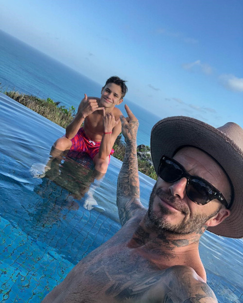 David Beckham mostra il fisico tatuato in piscina David Beckham 1 David Beckham mostra il fisico tatuato in piscina
