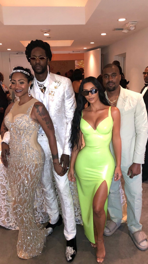 Kim Kanye Kim Kardashian e Kanye West, look “sobri” per le nozze di 2 Chainz