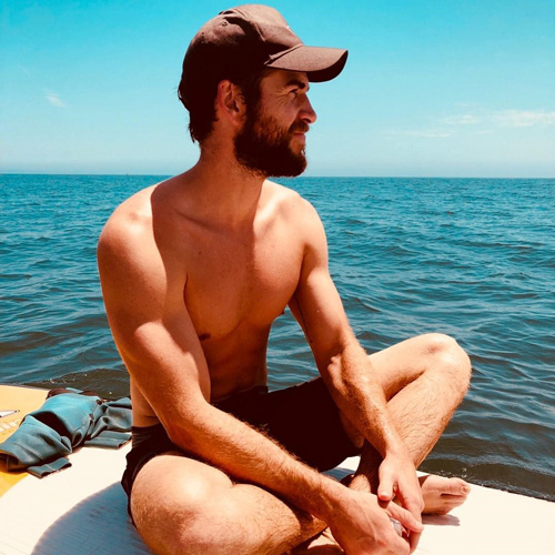Liam Hemsworth 2 Liam Hemsworth mostra il fisico su Instagram