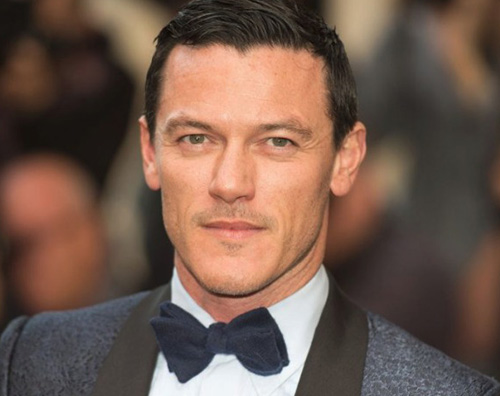 Luke Evans Luke Evans sfoggia il fisico sul Lago di Como