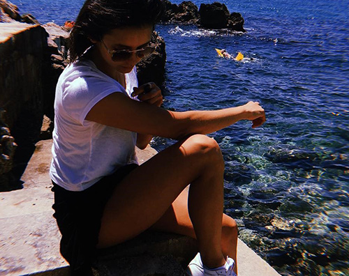 Nina Dobrev Vacanze a Mykonos anche per Nina Dobrev