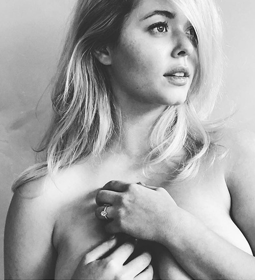 Sasha Pieterse 2 Sasha Pieterse in topless su Instagram