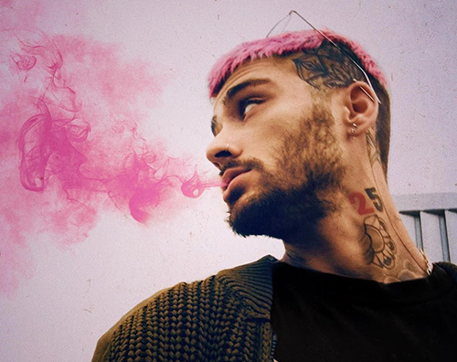 Zayn Malik Zayn Malik si è fatto i capelli rosa