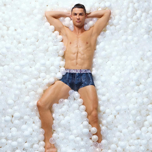 Cristiano Ronaldo Cristiano Ronaldo mostra il fisico nella campagna pubblicitaria di CR7 Underwear