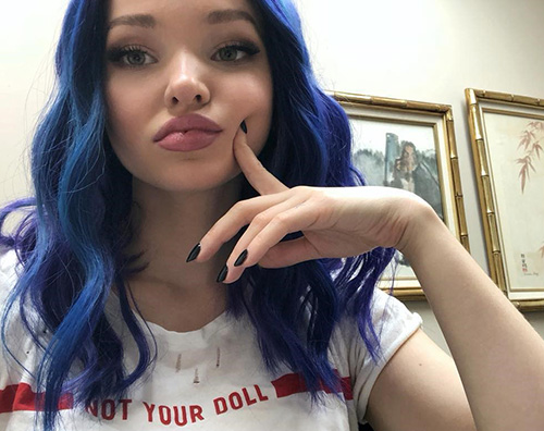 Dove Cameron Dove Cameron ha i capelli viola su Instagram