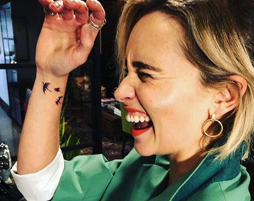 Emilia Clarke 1 Emilia Clarke si è tatuata tre draghi sul polso