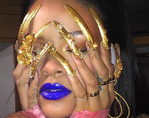 Rihanna cover Rihanna, più che unghie artigli d’oro