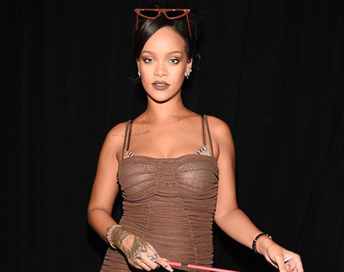 Rihanna Chris Brown commenta la foto hot di Rihanna
