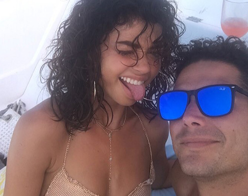 Sarah Hyland Sarah Hyland festeggia il primo anniversario con Wells Adams