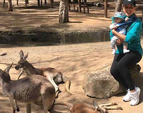 eva Eva Longoria coccola un koala in Australia