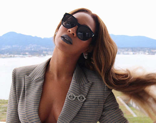 Beyonce 3 Tailleur hot e labbra blu per Beyoncè