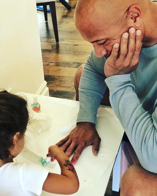 Dwayne Johnson Dwayne Johnson si fa fare la manicure da sua figlia