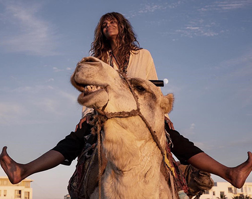 Halle Berry 2 Halle Berry cavalca un cammello in Marocco