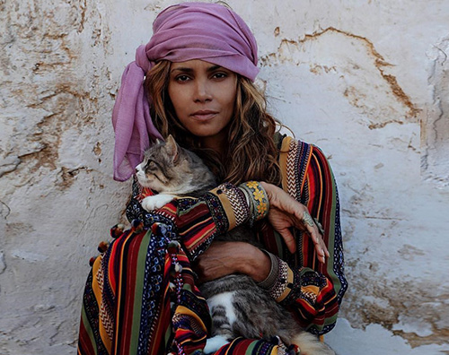 Halle Berry 3 Halle Berry cavalca un cammello in Marocco