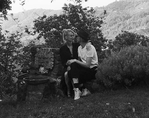 Jamie Campbell Bower dedica damore social alla sua compagna Jamie Campbell Bower Jamie Campbell Bower dedica damore social alla sua compagna