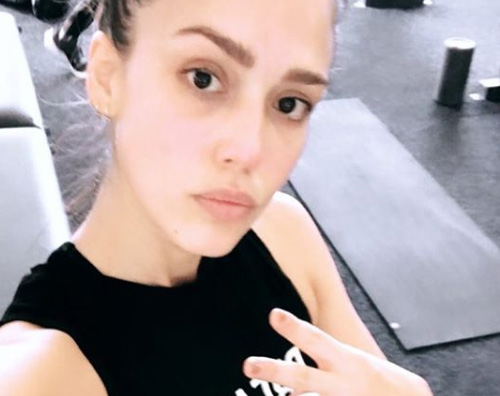 Jessica Alba Jessica Alba si tiene in forma con un doppio allenamento