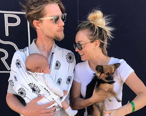 Kaley Cuoco Kaley Cuoco e Karl Cook fanno prove da genitori