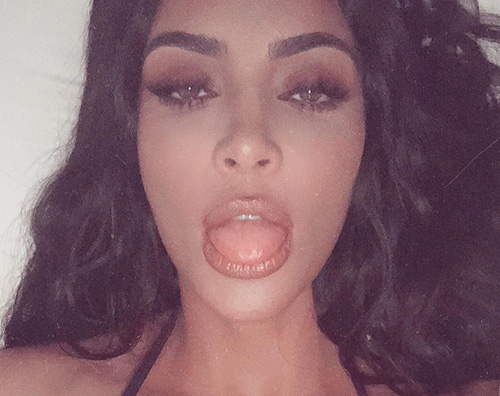 Kim k Kim Kardashian fa la linguaccia al suo lunedì mattina